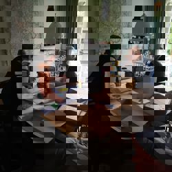 Ouders helpen escape box maken