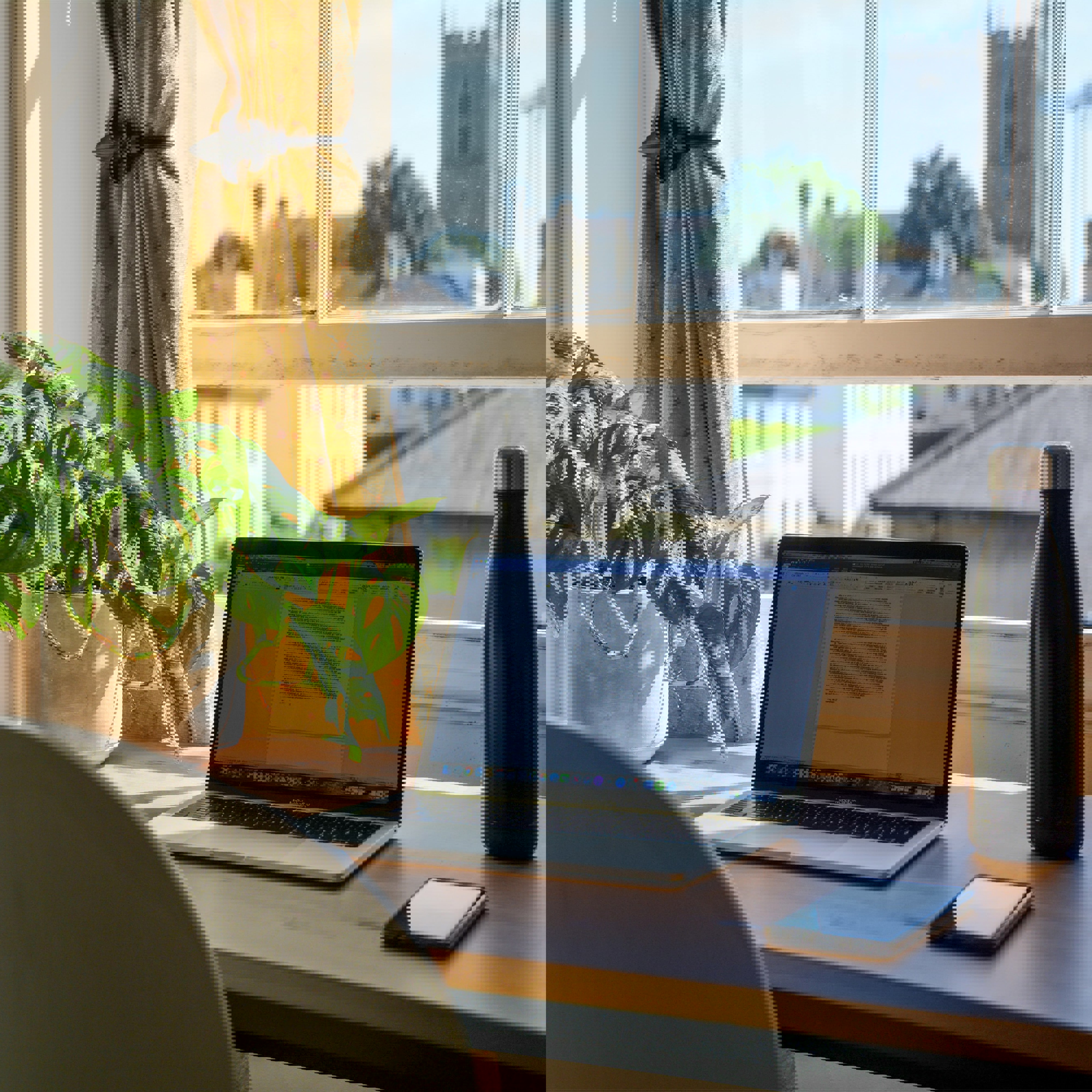 Thuiskantoor laptop op bureau voor raam